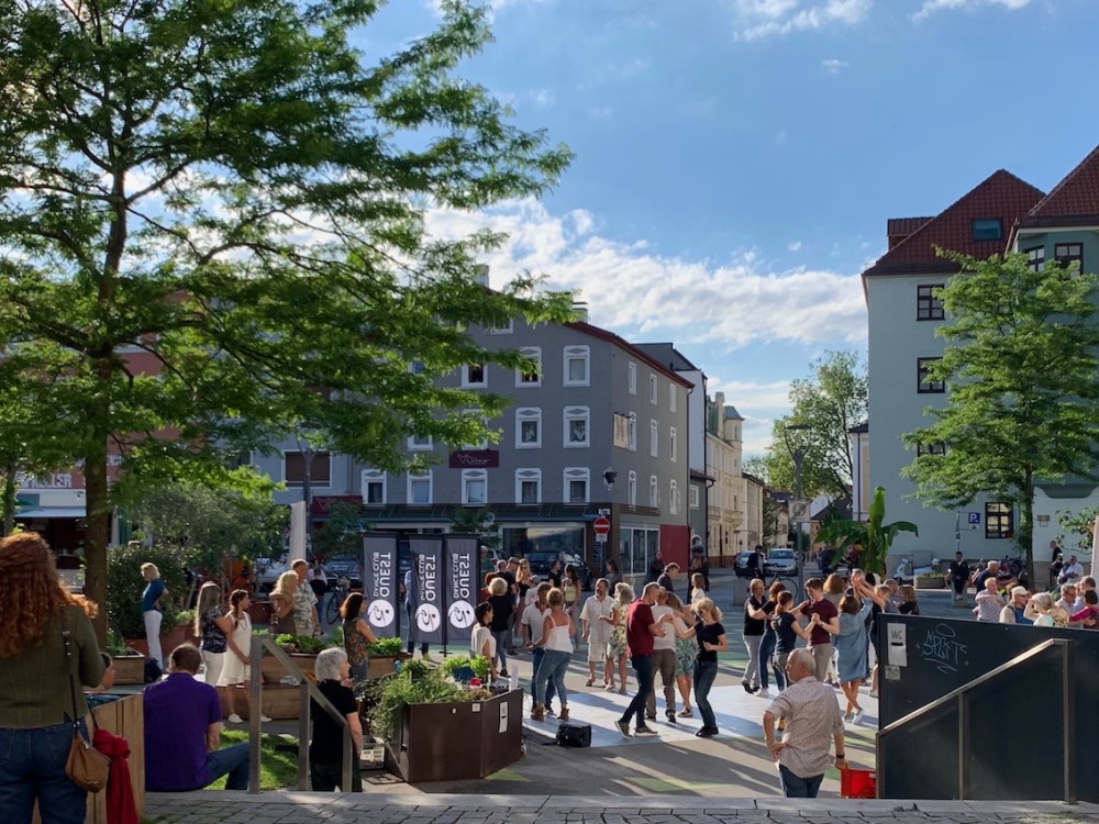 Location: Am Salzstadel vor der Stadtbücherei - Motto: Rosenheim tanzt Salsa